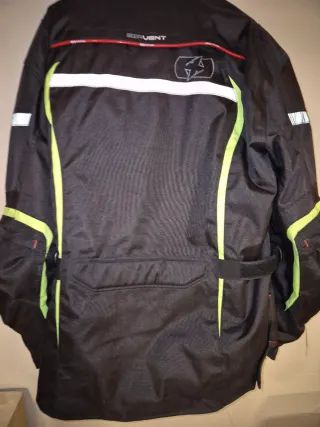 Chaqueta de moto negra con detalles