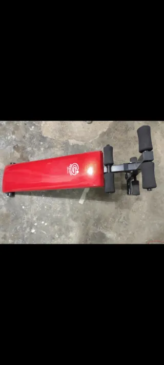 Banco de abdominales rojo