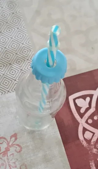 Bottiglia di vetro con cannuccia in plastica