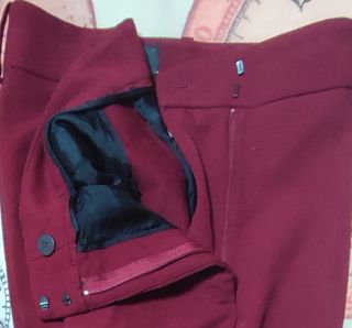 Pantalón Zara acampanado burdeos T.XS