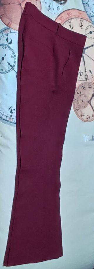 Pantalón Zara acampanado burdeos T.XS