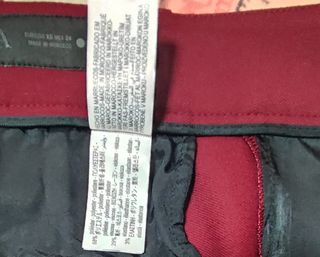 Pantalón Zara acampanado burdeos T.XS