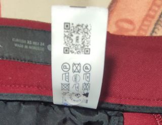 Pantalón Zara acampanado burdeos T.XS