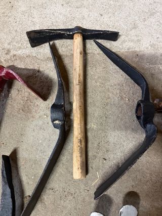 Set di strumenti antichi per scalpellini/muratori