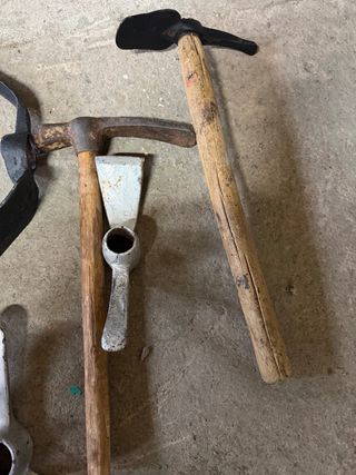 Set di strumenti antichi per scalpellini/muratori