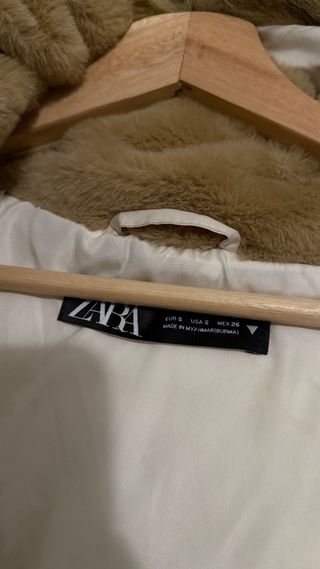 Plumífero blanco Zara con capucha