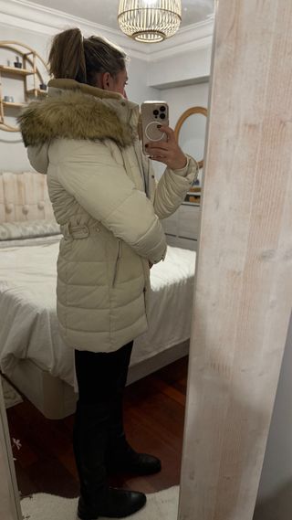 Plumífero blanco Zara con capucha