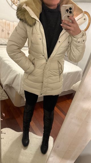 Plumífero blanco Zara con capucha