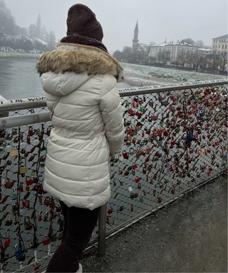 Plumífero blanco Zara con capucha