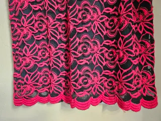 Vestido cóctel encaje negro y rojo