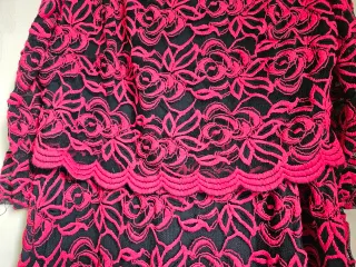 Vestido cóctel encaje negro y rojo