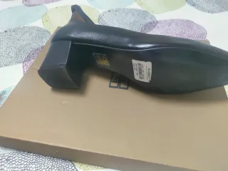 Zapatos negros de salon con pulsera