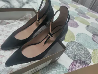 Zapatos negros de salon con pulsera