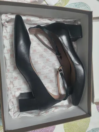 Zapatos negros de salon con pulsera