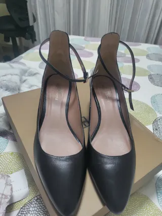 Zapatos negros de salon con pulsera