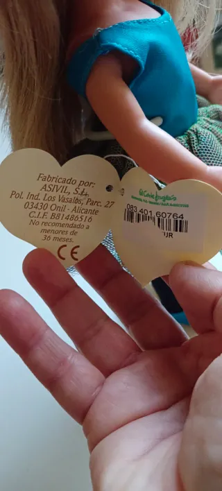 Muñeca de la marca Así con etiqueta
