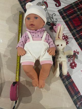 Bellissimo bambolotto con coniglietto