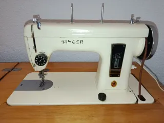 Máquina de coser Singer beige con mueble.