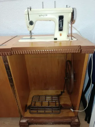 Máquina de coser Singer beige con mueble.