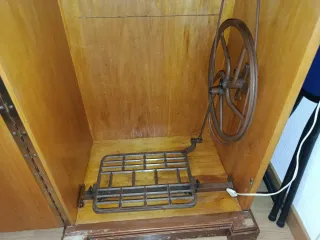 Máquina de coser Singer beige con mueble.