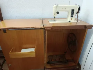 Máquina de coser Singer beige con mueble.