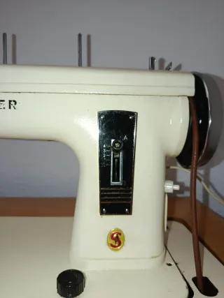 Máquina de coser Singer beige con mueble.