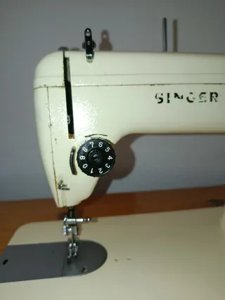 Máquina de coser Singer beige con mueble.