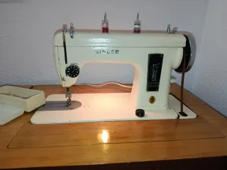 Máquina de coser Singer beige con mueble.