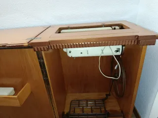 Máquina de coser Singer beige con mueble.