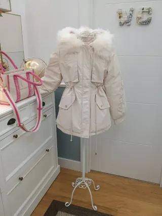 Chaquetón beige con capucha de pelo