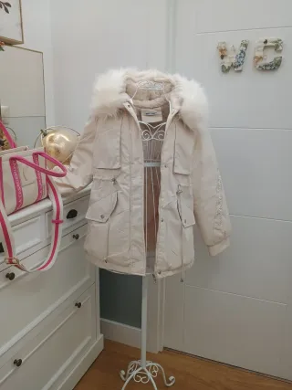 Chaquetón beige con capucha de pelo