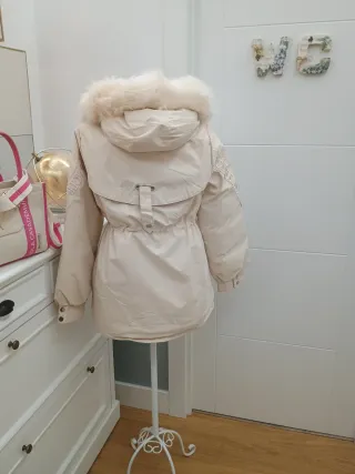 Chaquetón beige con capucha de pelo