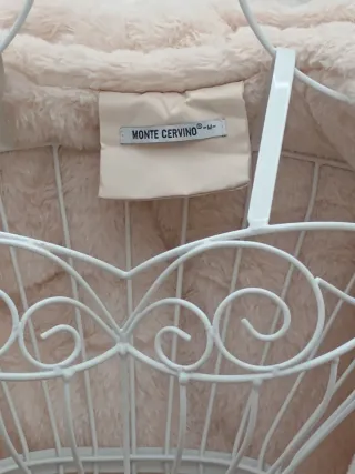 Chaquetón beige con capucha de pelo