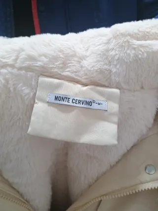 Chaquetón beige con capucha de pelo