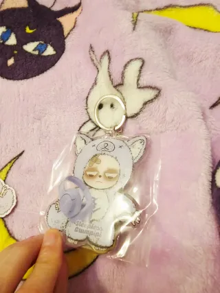 Pupazzo peluche grigio con cuore spezzato