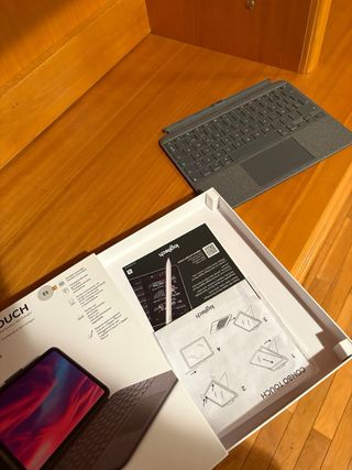 Custodia con tastiera Logitech Combo Touch per iPad 10ª Gen