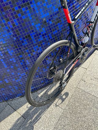 Bicicleta da strada Giant Defy SL (Geo TCR) M-54 Rival AXS Sunweb