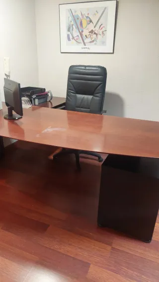 Mesa de despacho de madera