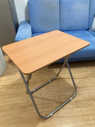 Mesa plegable color madera y metal. Mesa auxiliar