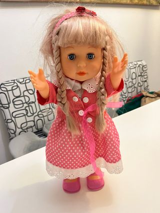 Bambola parlante vestita di rosa