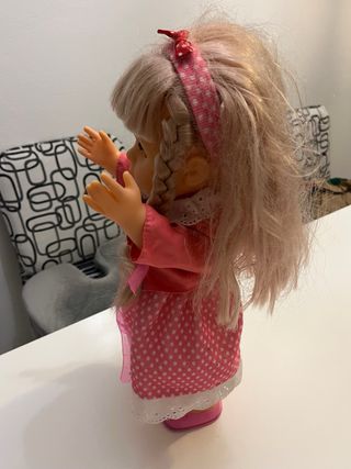 Bambola parlante vestita di rosa