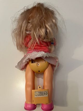 Bambola parlante vestita di rosa