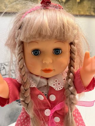 Bambola parlante vestita di rosa
