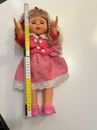Bambola parlante vestita di rosa