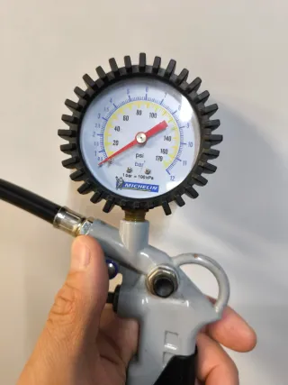 Compresor Dexter 24L 2.5 HP + Accesorios