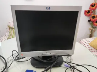 Monitor HP, Teclado y Ratón