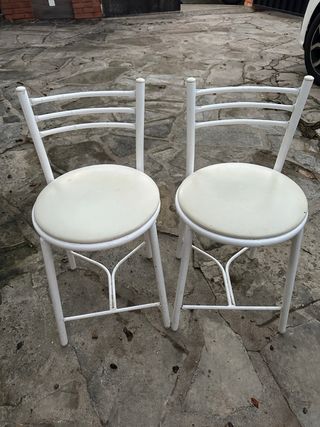 Taburetes metálicos blancos