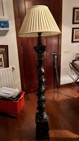 Lámpara de pie metal y madera policromada