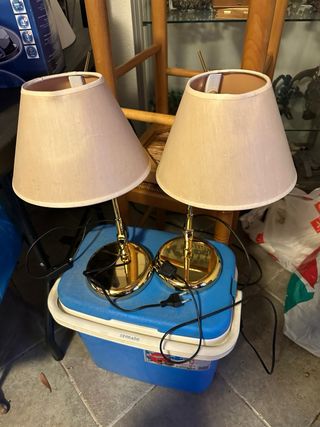 Lámparas de mesita beige y doradas