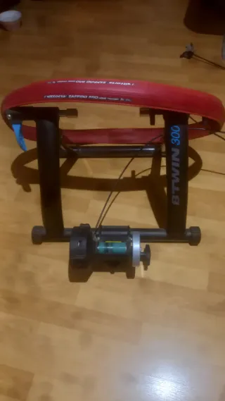 Rodillo B'TWIN 300 con cubierta Vittoria